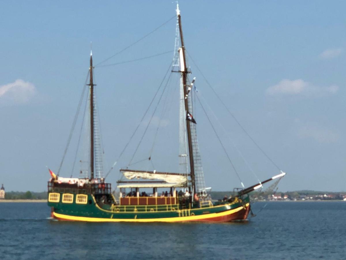 Отель Hausboot Harmonie Bitterfeld-Wolfen Экстерьер фото
